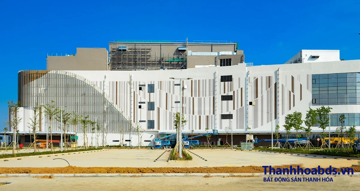 AEON MALL Thanh Hóa rộng 10,5 ha với tổng vốn hơn 4.100 tỷ đồng đã hoàn thiện 99% tiến độ. Cập nhật vị trí, quy mô và hình ảnh mới nhất trước ngày mở cửa.