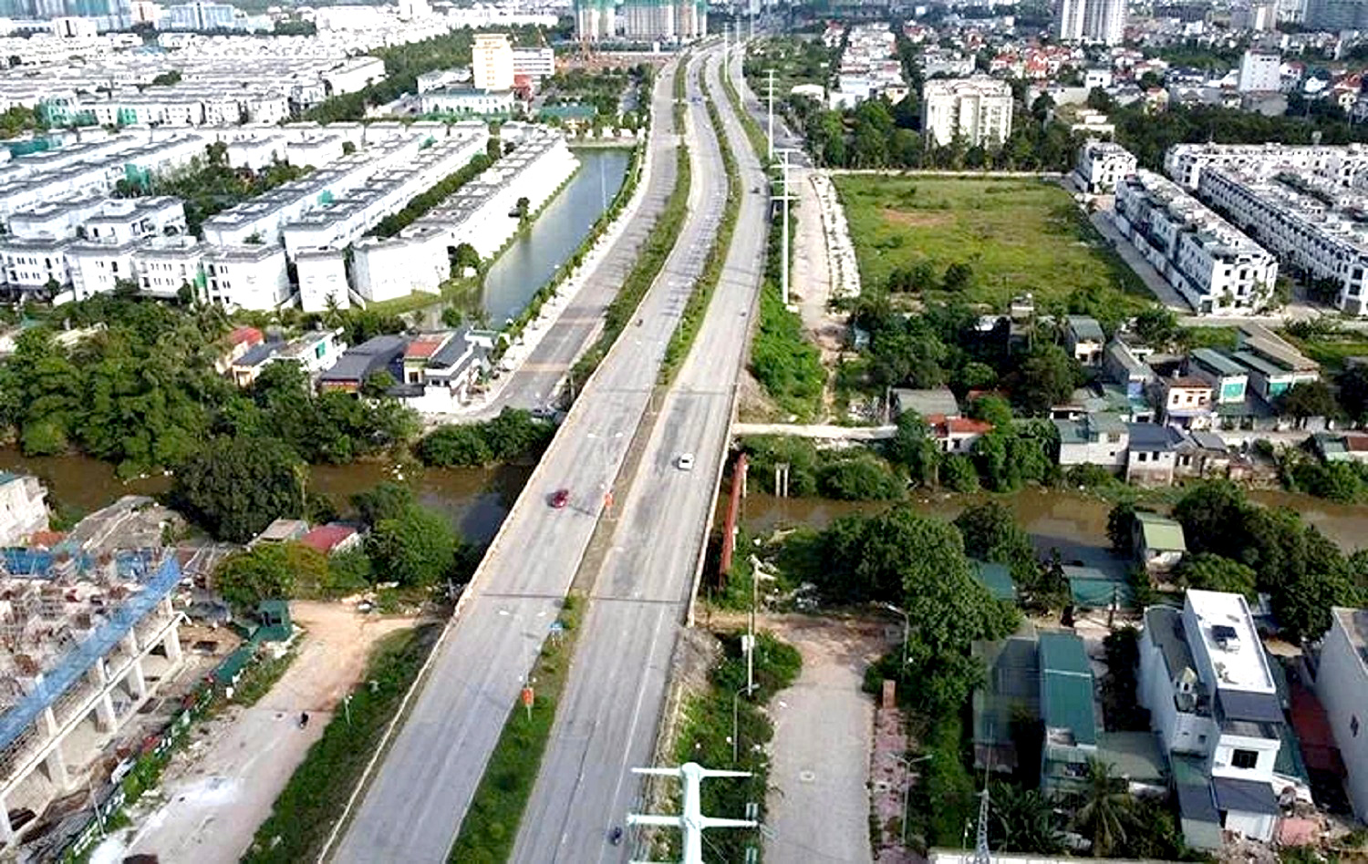 Heragon City Thanh Hoa hưởng lợi từ hạ tầng ven Đại lộ Hùng Vương, với đường gom và cầu kết nối mới đang được triển khai tại Hàm Rồng.